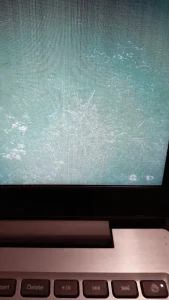 Notebook Lenovo Ideapad com tela quebrada (cores verdes)