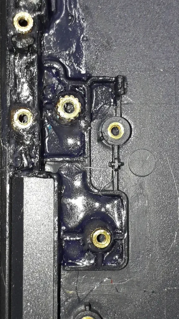 Reparo de carcaça em tampa da tela de notebook Positivo