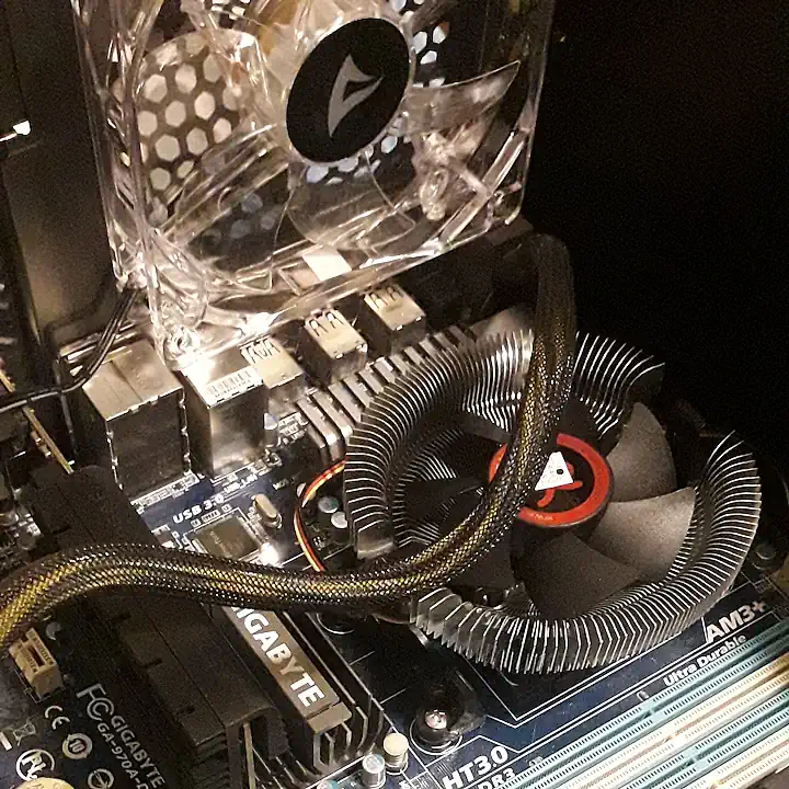 Computador em montagem sobre placa-mãe gamer Gigabyte