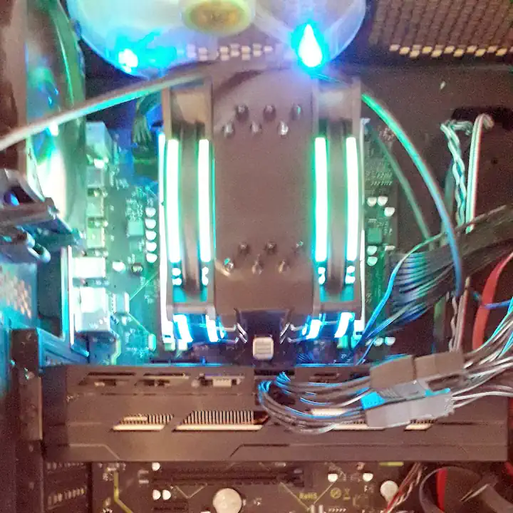 PC gamer com placa-mãe Machinist consertado