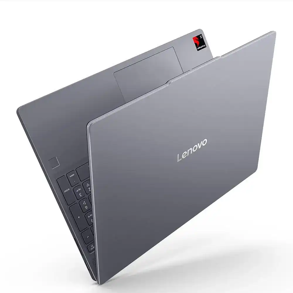 Notebook Lenovo IdeaPad Slim 3x entreaberto, apoiado de quina.